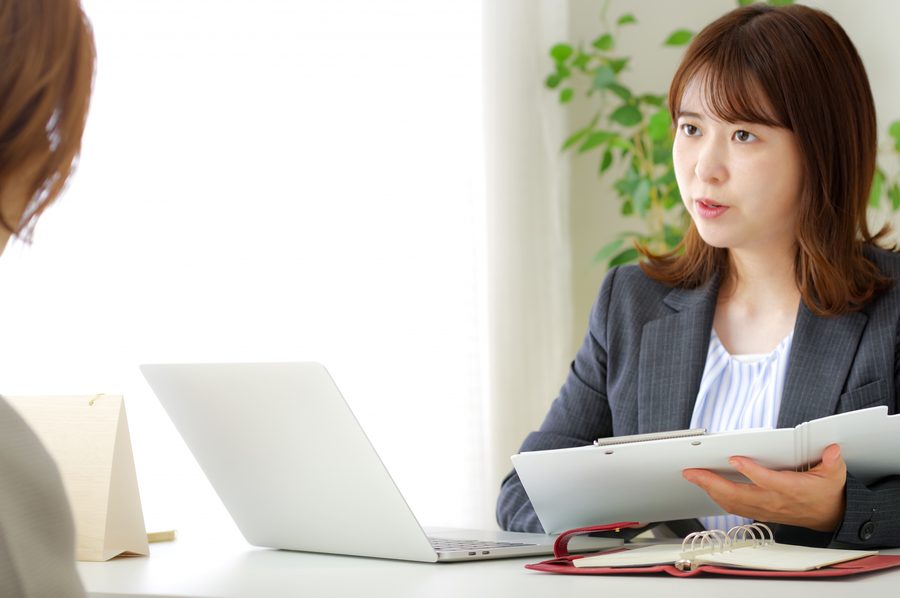 お客様からの相談を受けるスタッフ