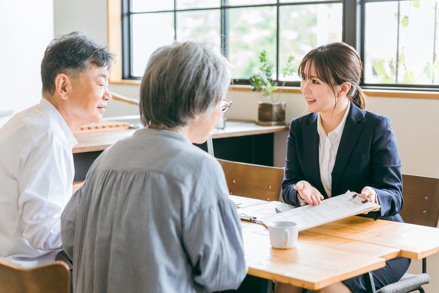 お客様に対応するスタッフ