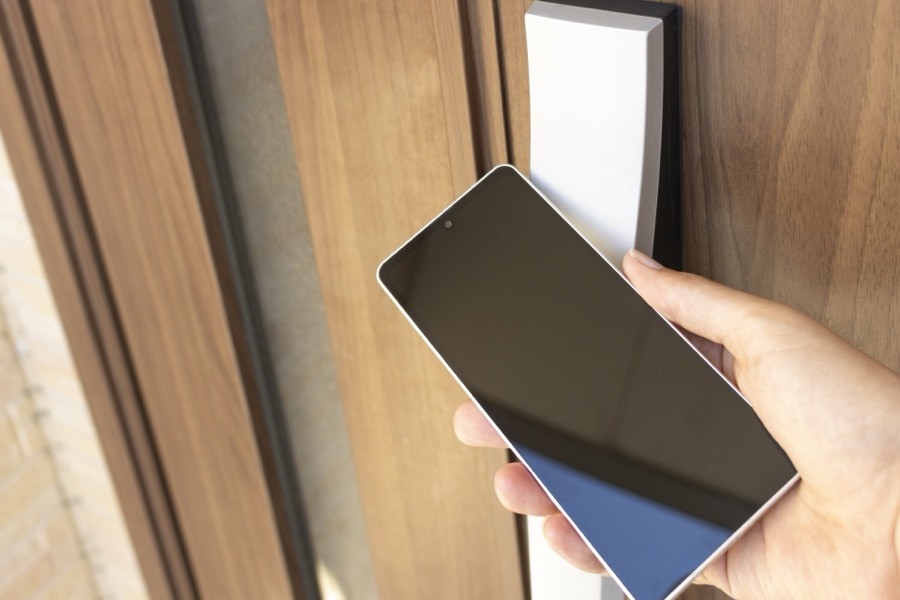 スマートフォンで玄関のスマートロックを解錠する様子