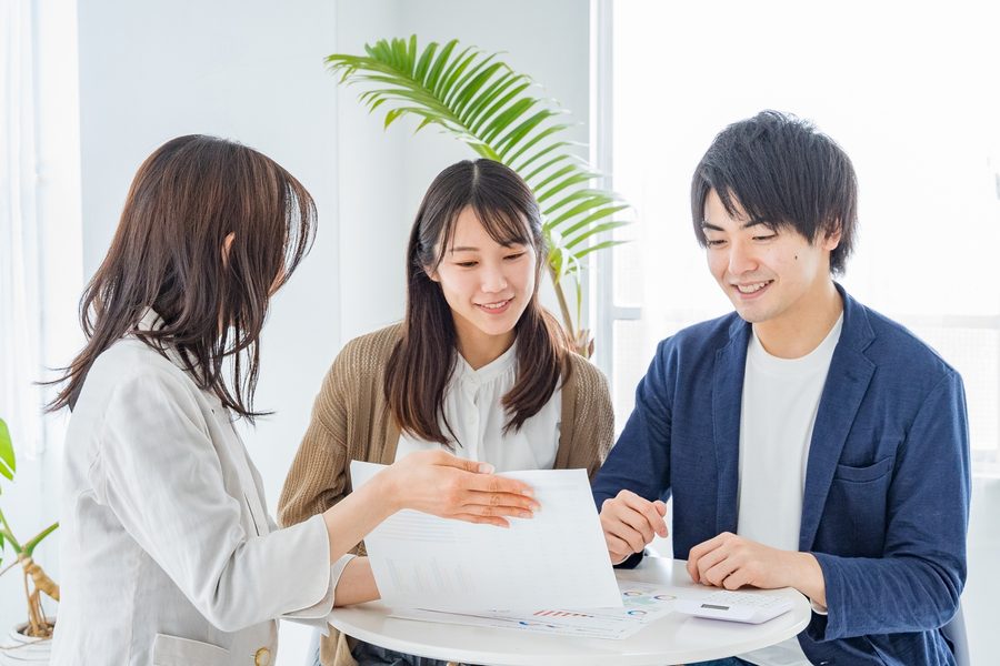 料金を説明する打ち合わせの様子